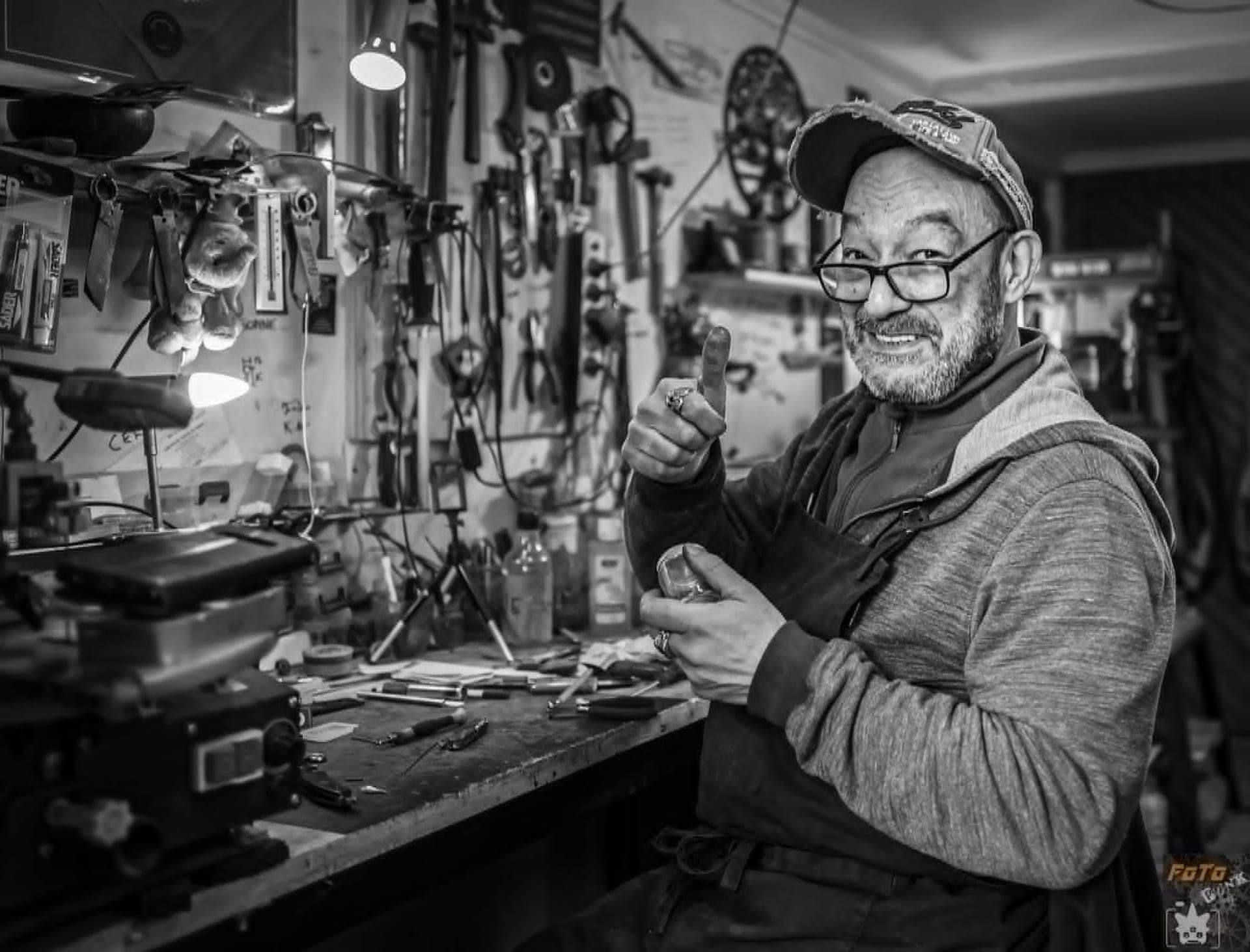 Le Résiliant, coutelier, devant l'établi de son atelier de coutellerie à Thiers